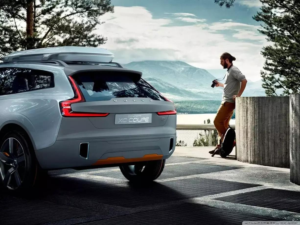 Man standing next to a Volvo car in the context of automotive packaging logistics.