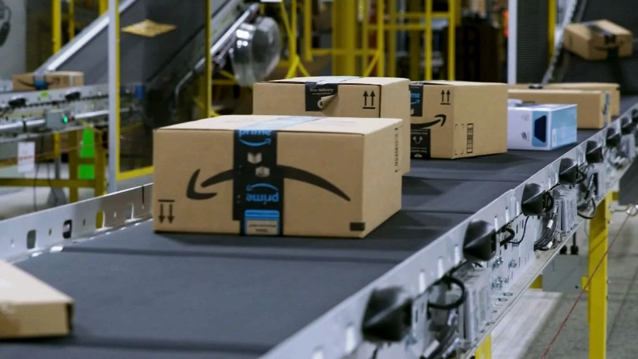 Amazon warehouses use supply chain visibility software.